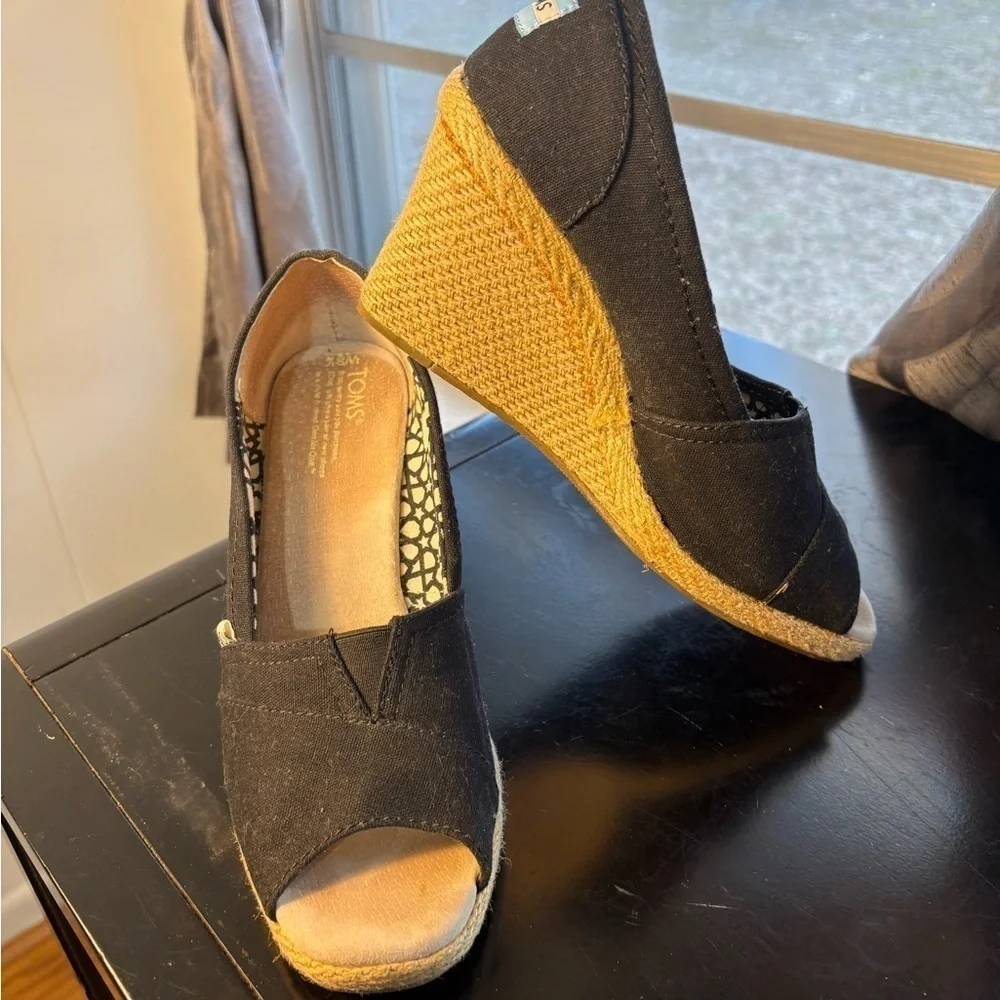 TOMS Black Twill Classic Wedge Women’s Sandals Size 8.5
